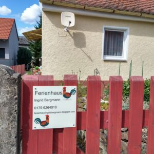 Die Außenansicht unseres Ferienhauses mit dem direkt angrenzenden, sicher eingezäunten Garten.