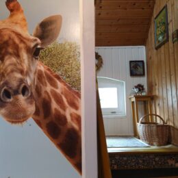 Eingang mit Giraffe